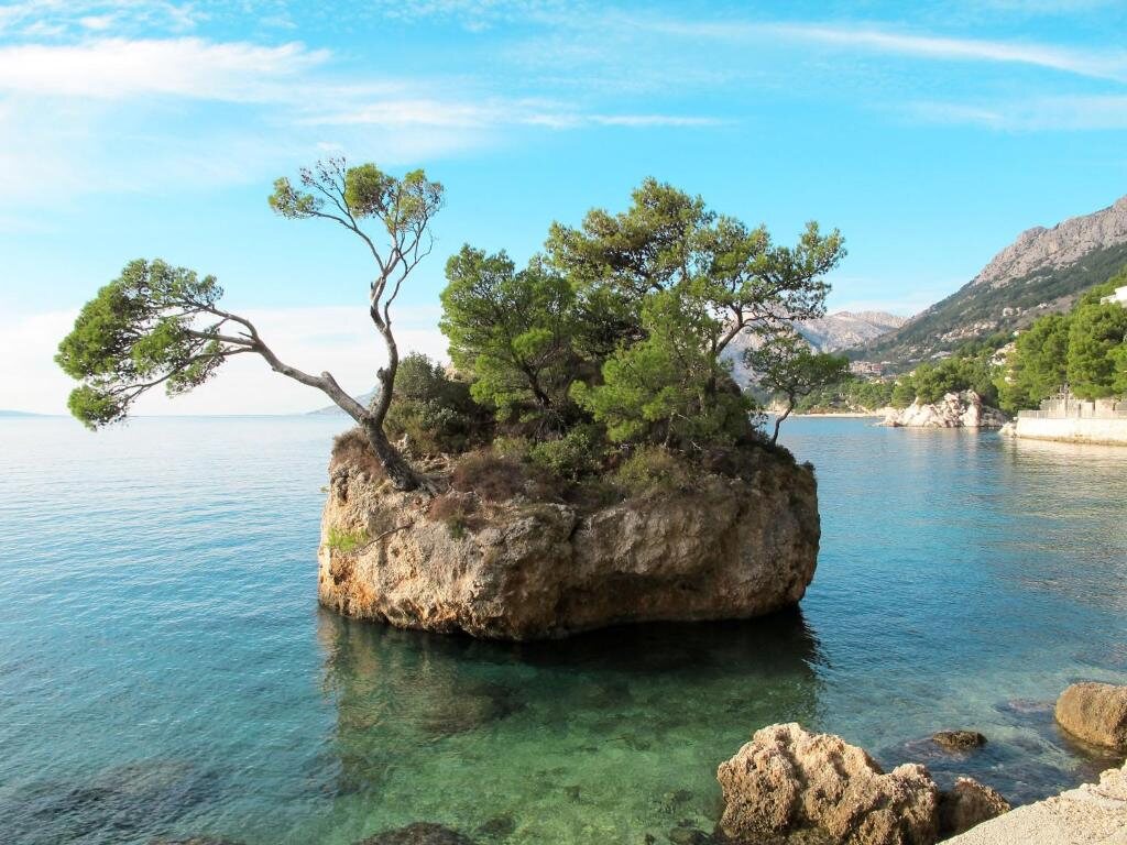 Kamen Brela — stijena s borovima u moru ispred plaže Punta Rata