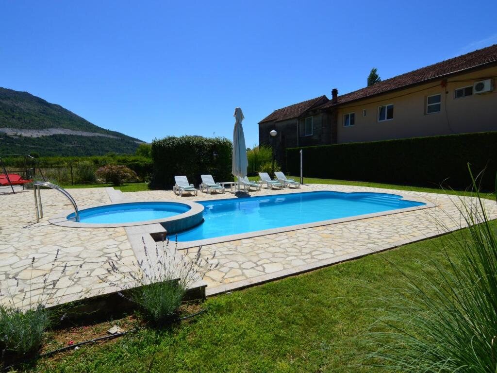 Bazen Ville Kikize i ležaljke s pogledom na krške padine