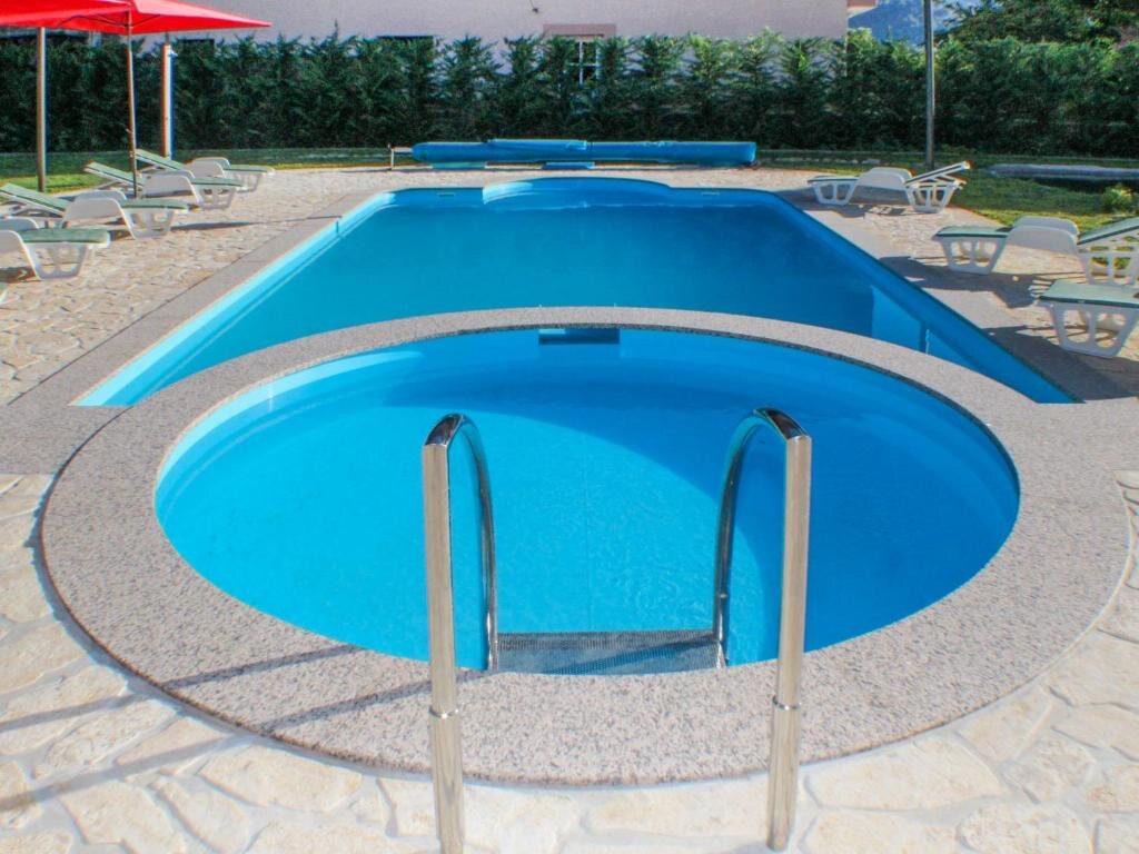Plitki okrugli dječji bazen uz veliki bazen Ville Kikize