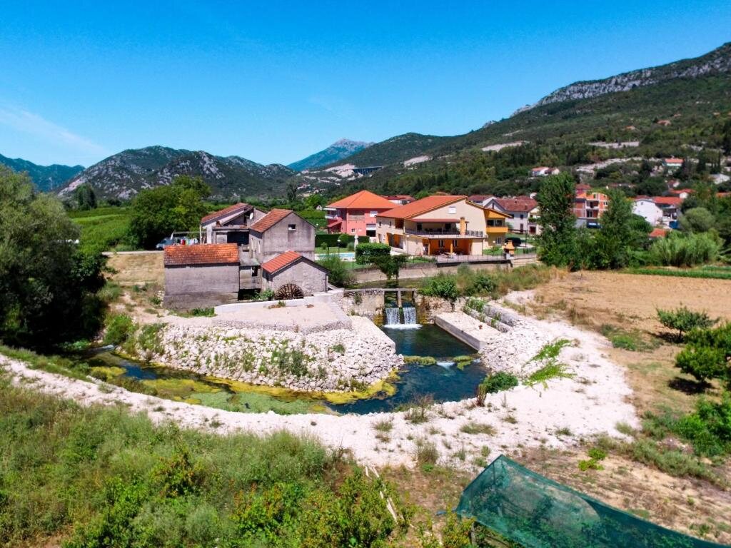 Villa Kikiza iz zraka sa starom mlinicom i vrelom ispod kuće