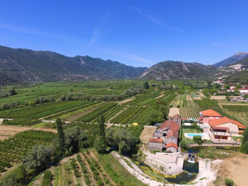Zračni pogled na Vrgorsko polje s vinogradima i voćnjacima oko Ville Kikize