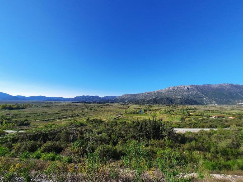 Vrgorsko polje pod krškim grebenom Matokita