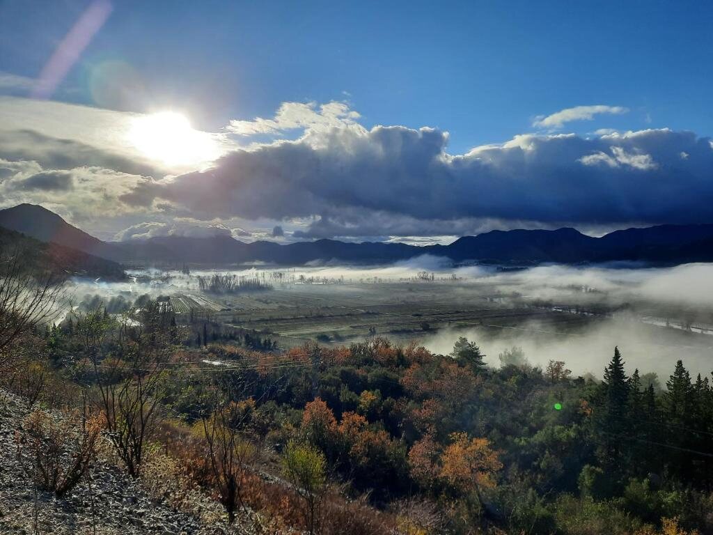 Sunce probija kroz jutarnju maglu nad Vrgorskim poljem
